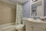 Guest En-suite bathroom with tub
